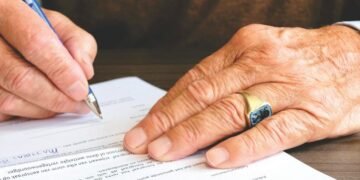 When Did the Legal Drinking Age Become 21? Law Simplified